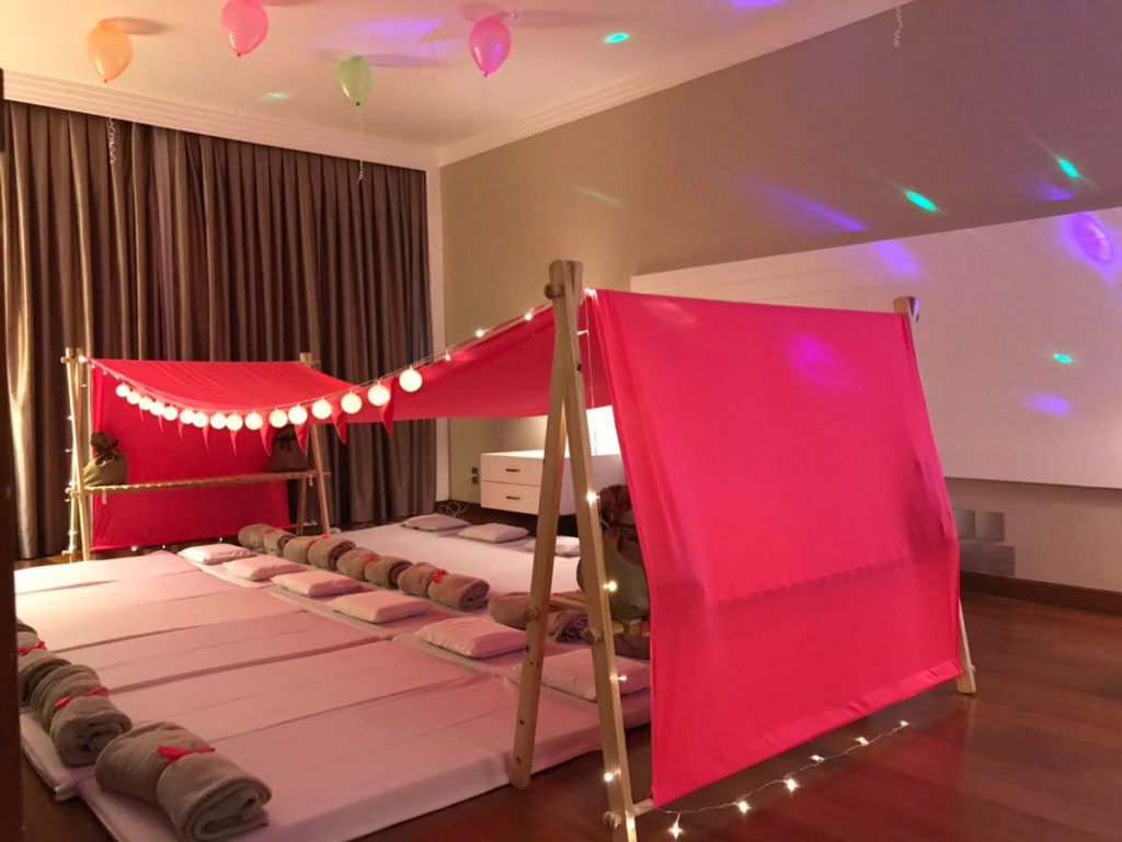 festa do pijama com barraca neon