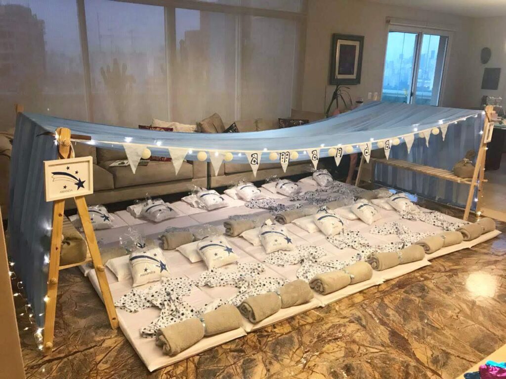 tenda azul com estrelas para festa do pijama