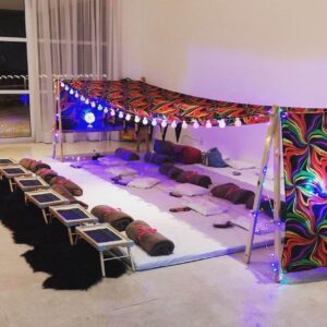 festa do pijama com tenda para jovens