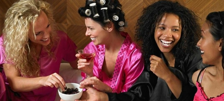 Despedida de solteira comemorada em festa do pijama