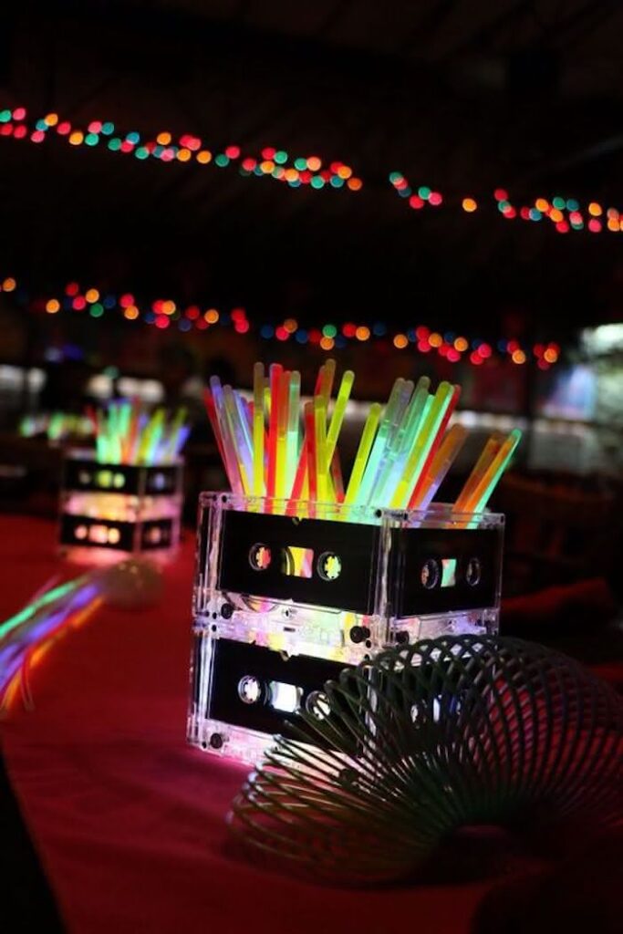 Criatividade com fita K7 decora festa cringe