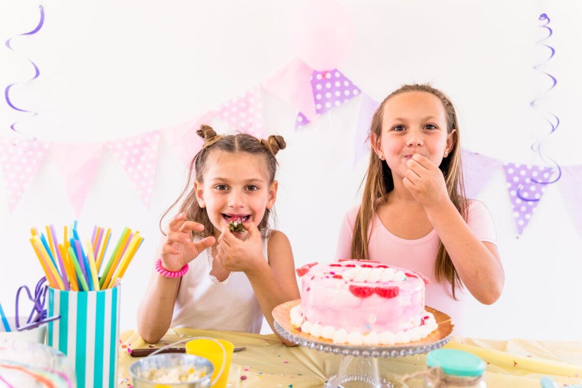 crianças comendo na festa