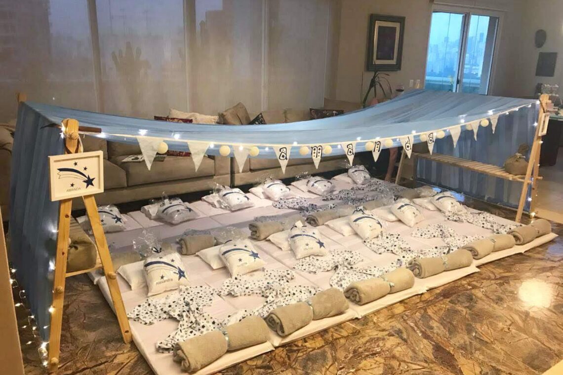 tenda azul com estrelas para festa do pijama