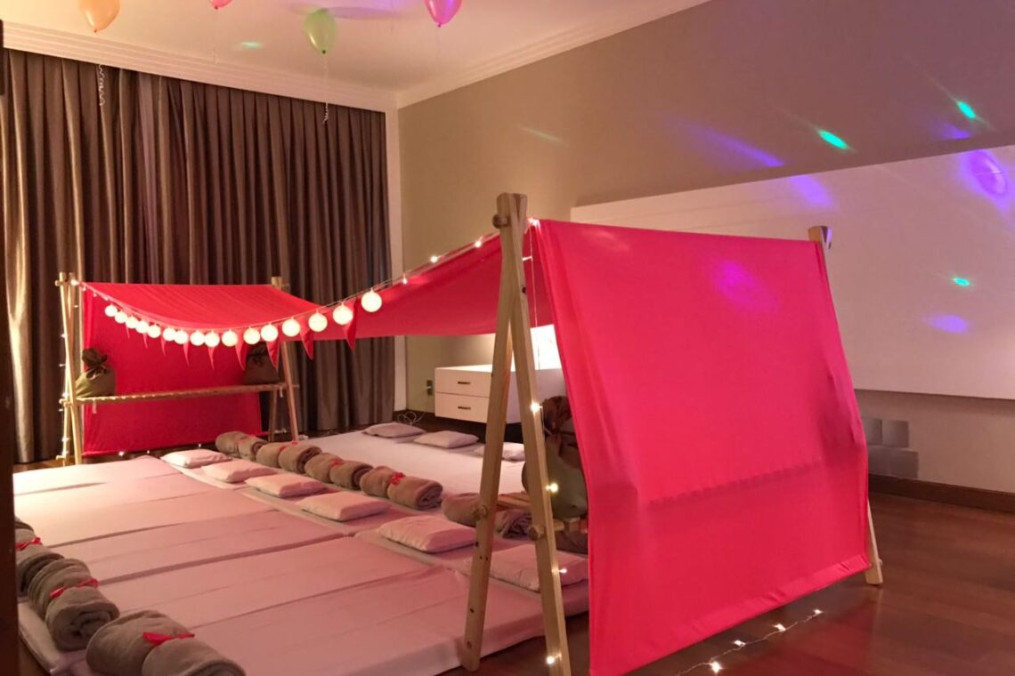 festa do pijama com barraca neon